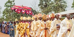Quelques évêques et cardinaux en procession