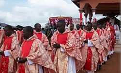 Quelques prêtres en attente du démarrage de procession